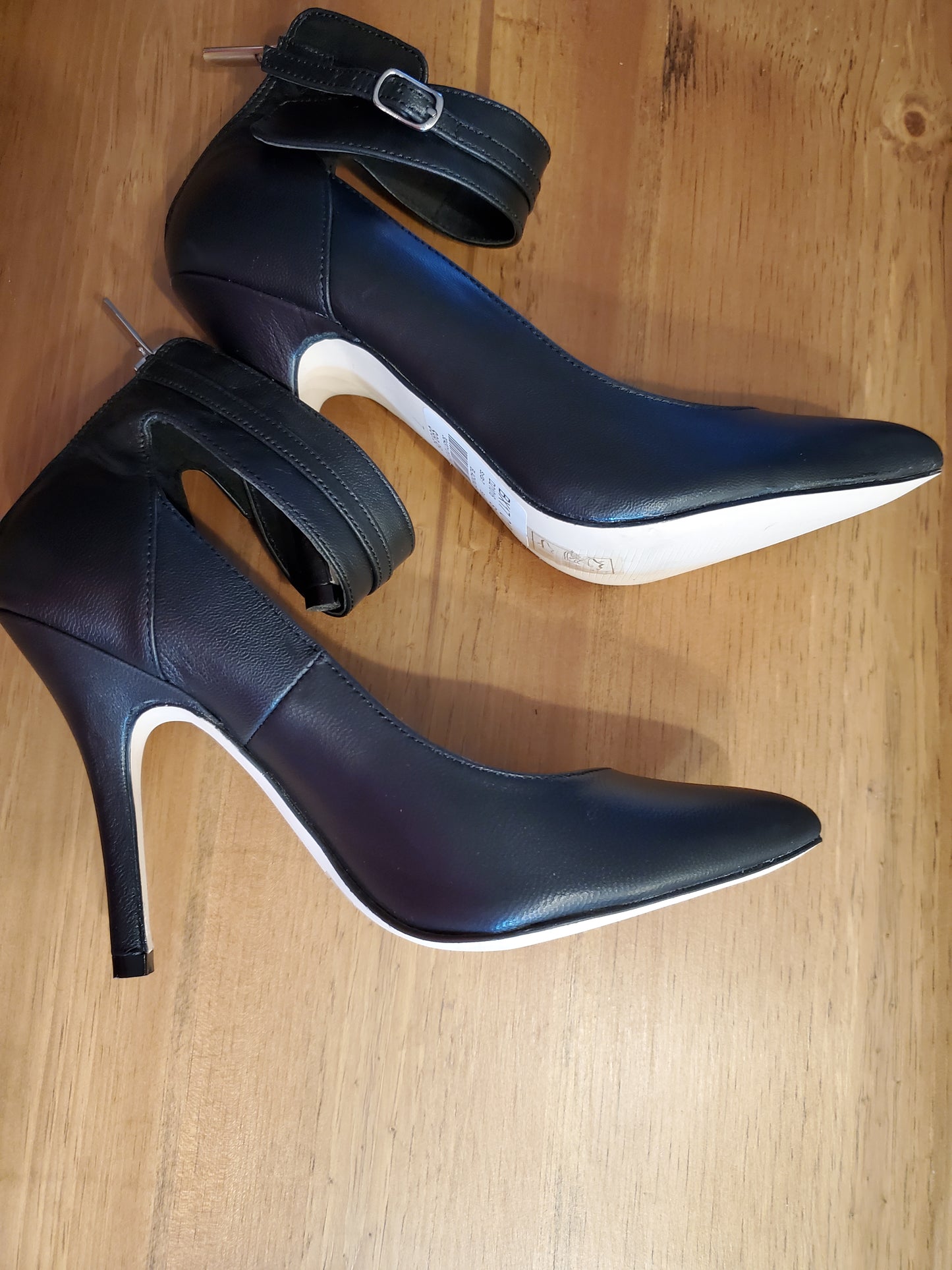 Le Chateau Black High Heel with Ankle Strap Size 7 Preloved