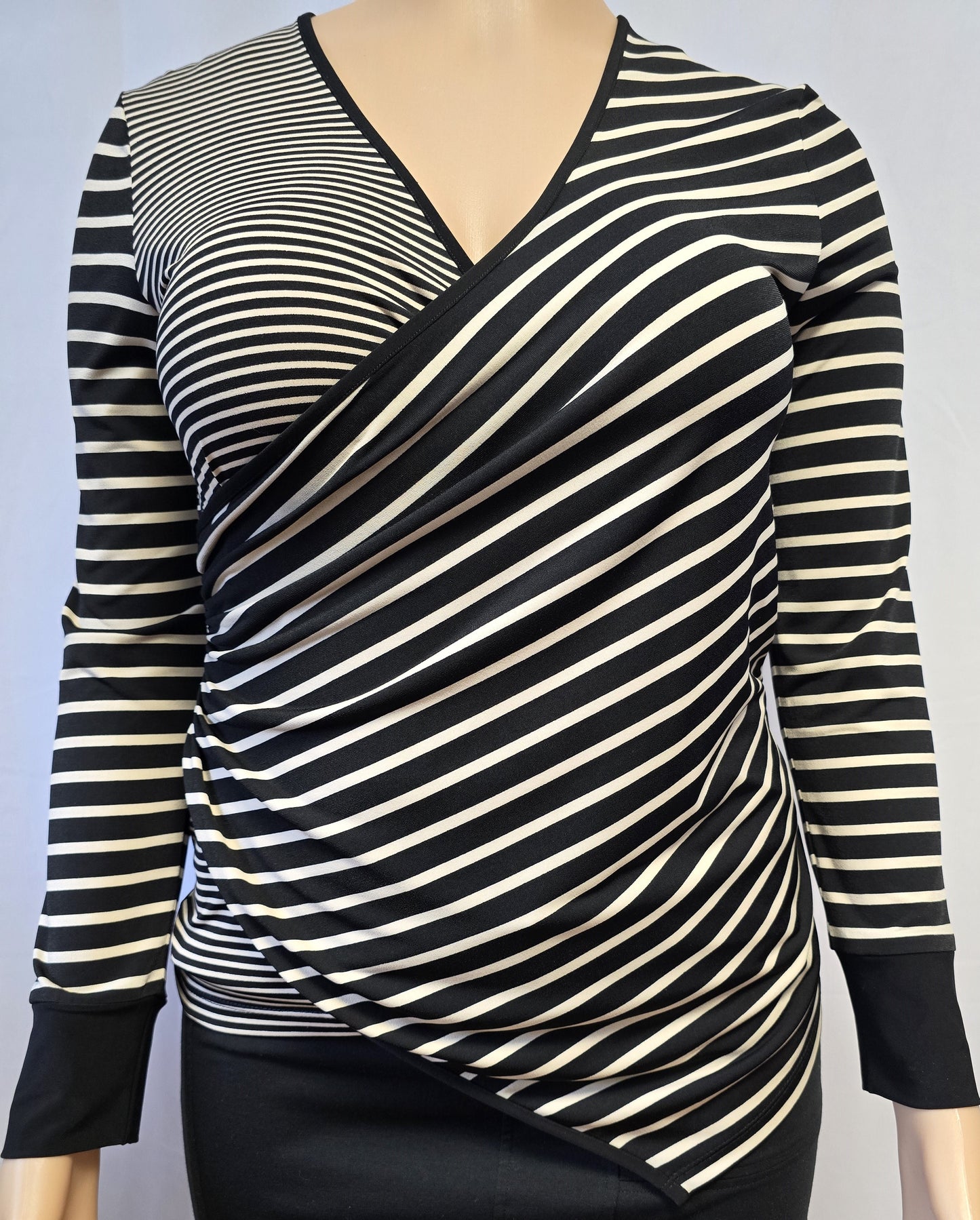 NueVa Black and Cream Striped Top Size 14 Preloved