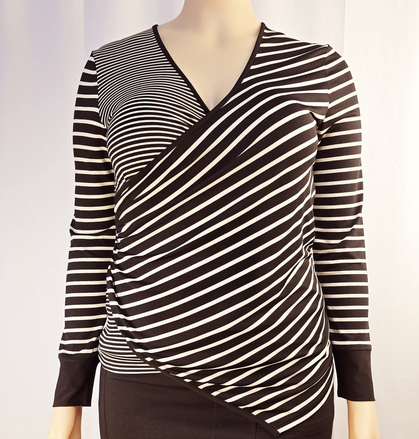 NueVa Black and Cream Striped Top Size 14 Preloved