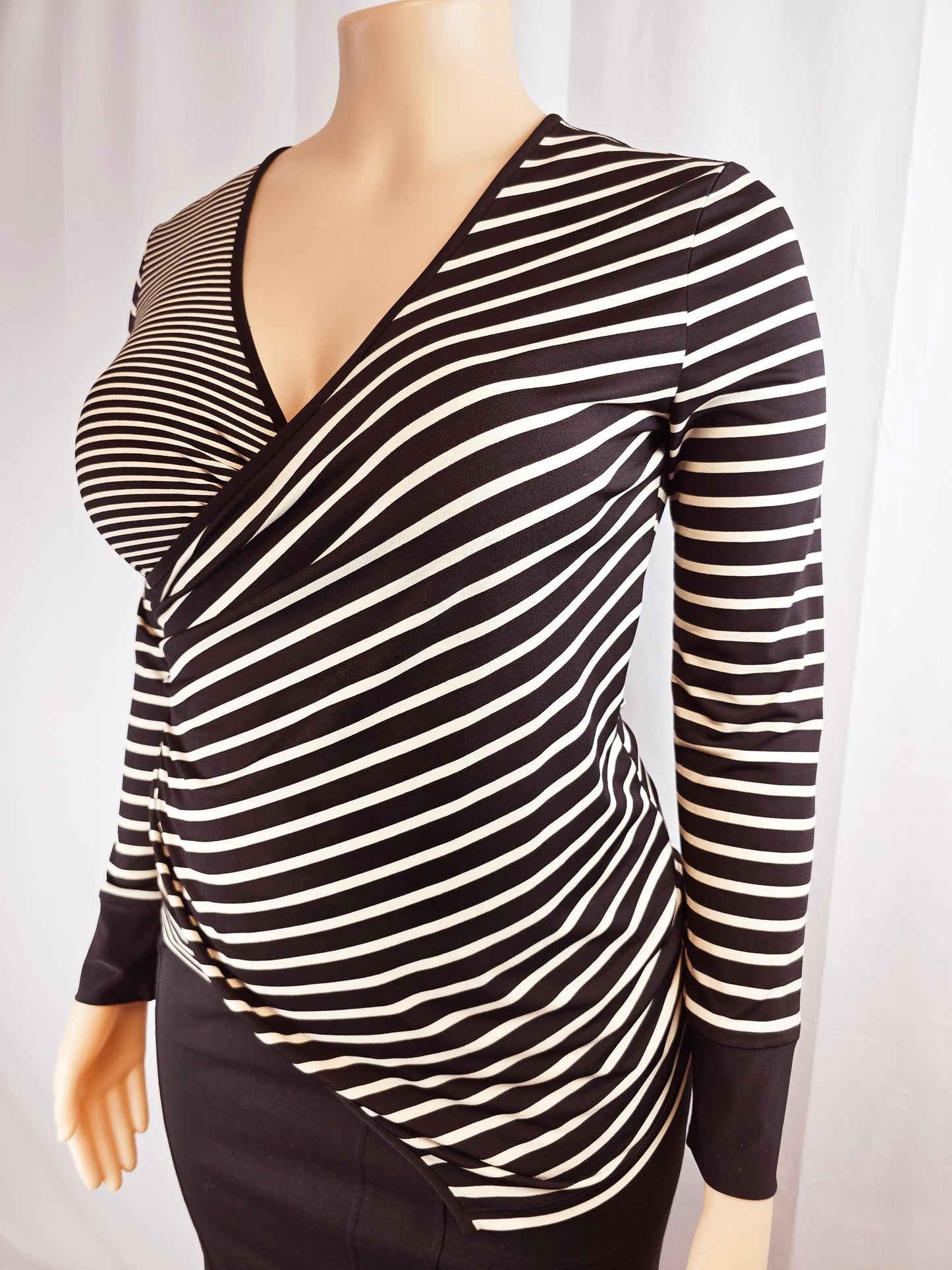 NueVa Black and Cream Striped Top Size 14 Preloved