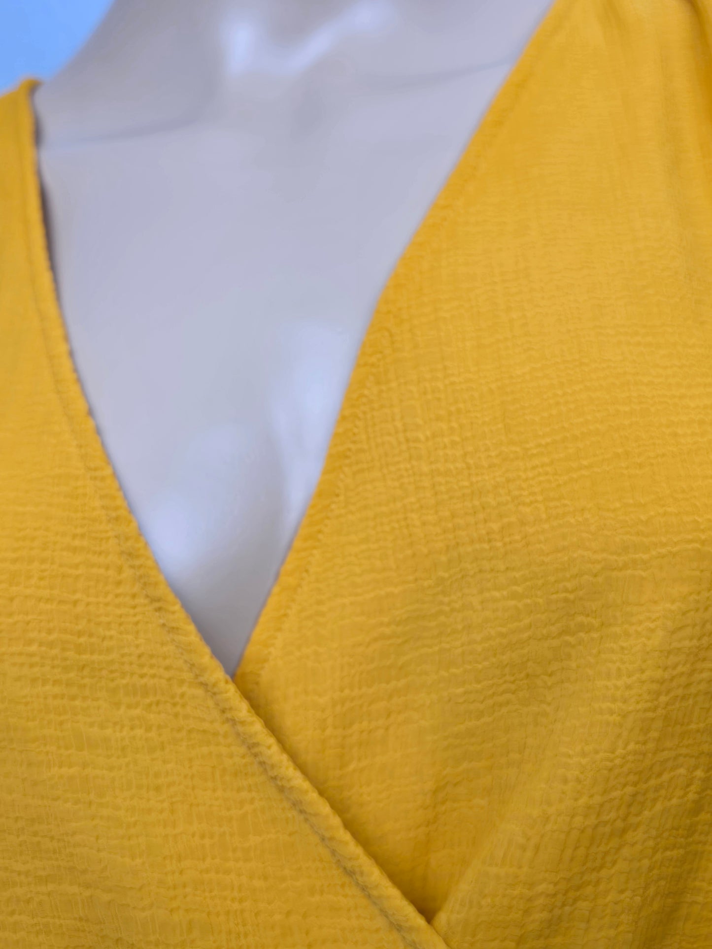 Le Lis Mango Coloured Flutter Sleeve Elastic Waist Top Size Medium Preloved