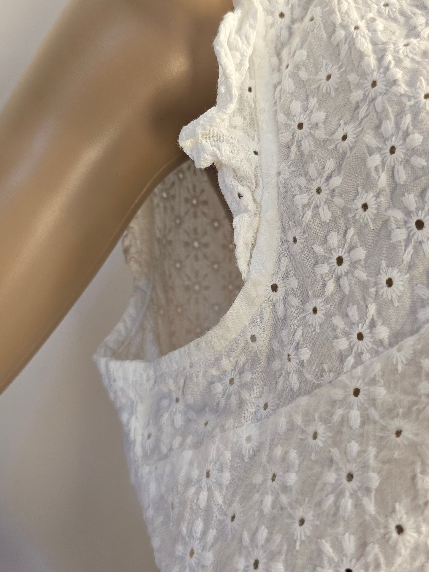 Signature Reitmans White High Neck Eyelet Top Large Preloved