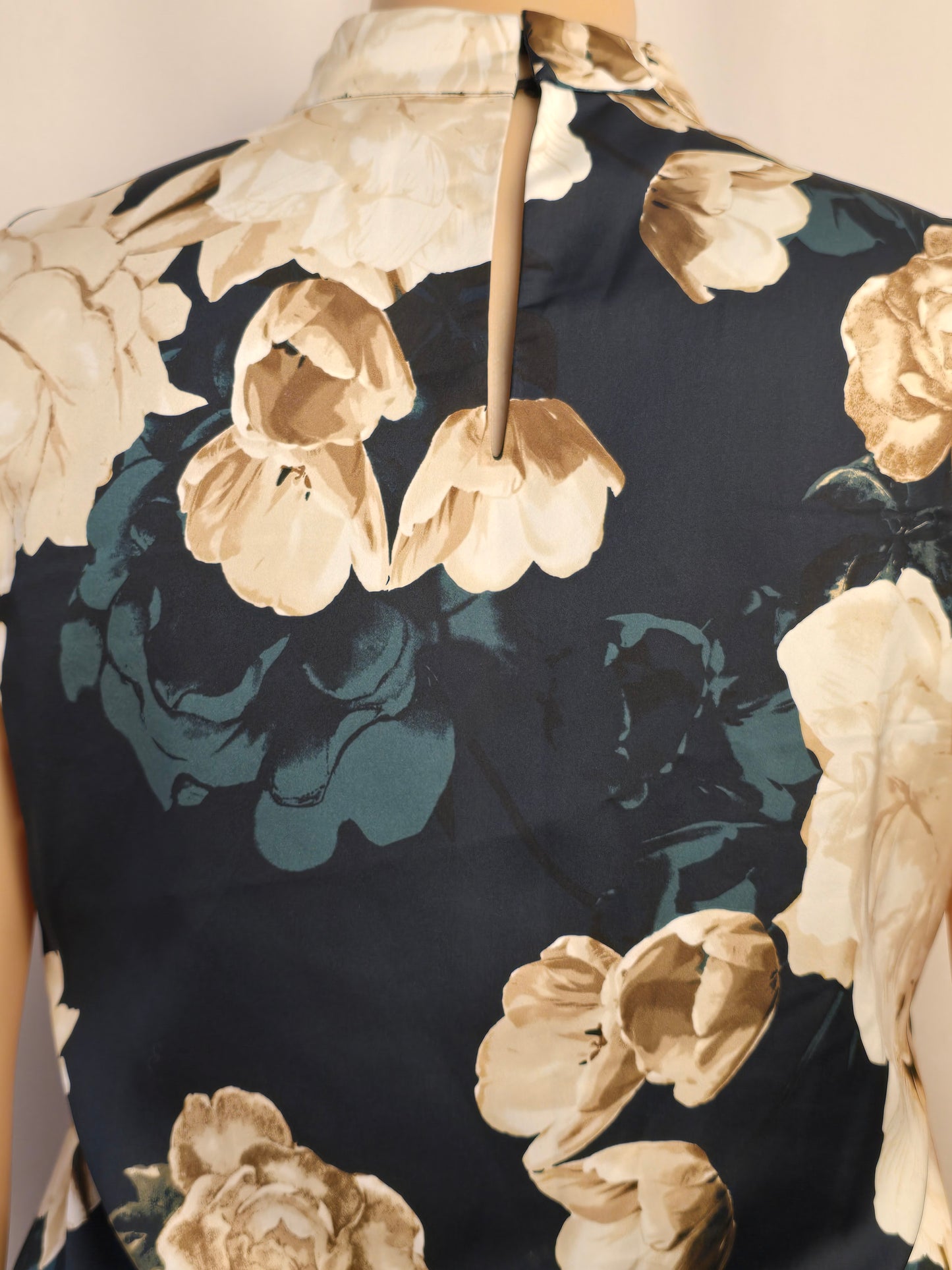 RW & Co Blue Floral High Neck Sleeveless Top Size Large Preloved