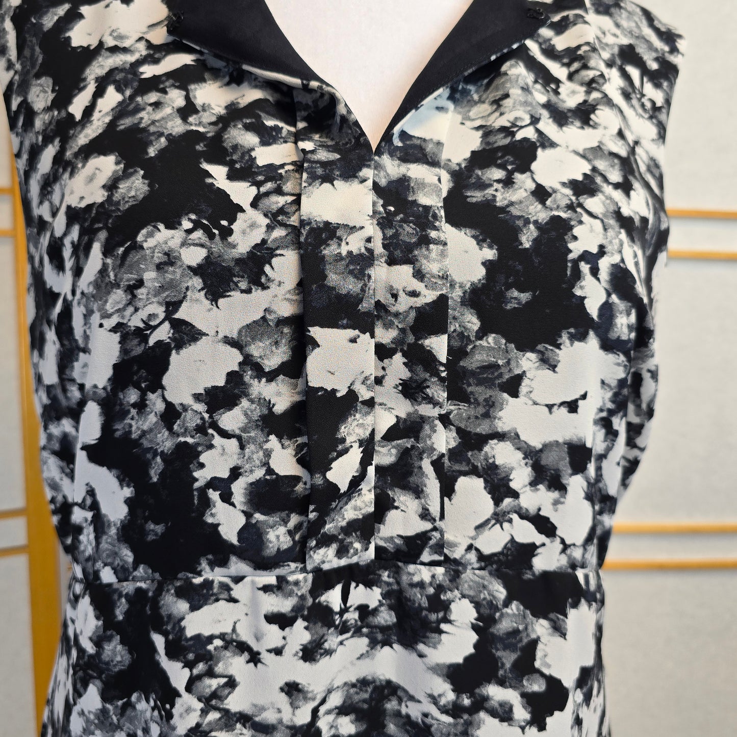 RW & Co Black and White Sleeveless Top Large Preloved