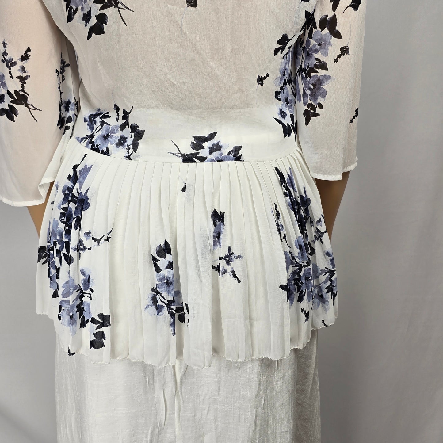 Le Chateau White Gray Floral Large Preloved