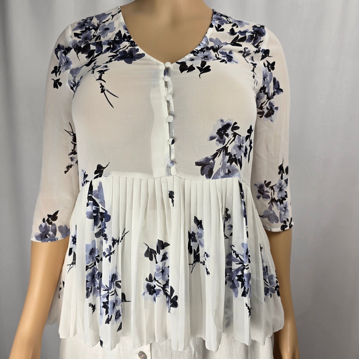 Le Chateau White Gray Floral Large Preloved