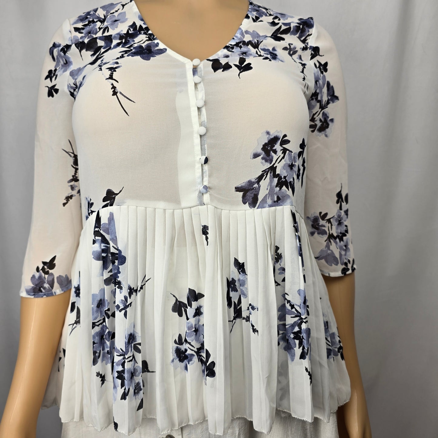 Le Chateau White Gray Floral Large Preloved