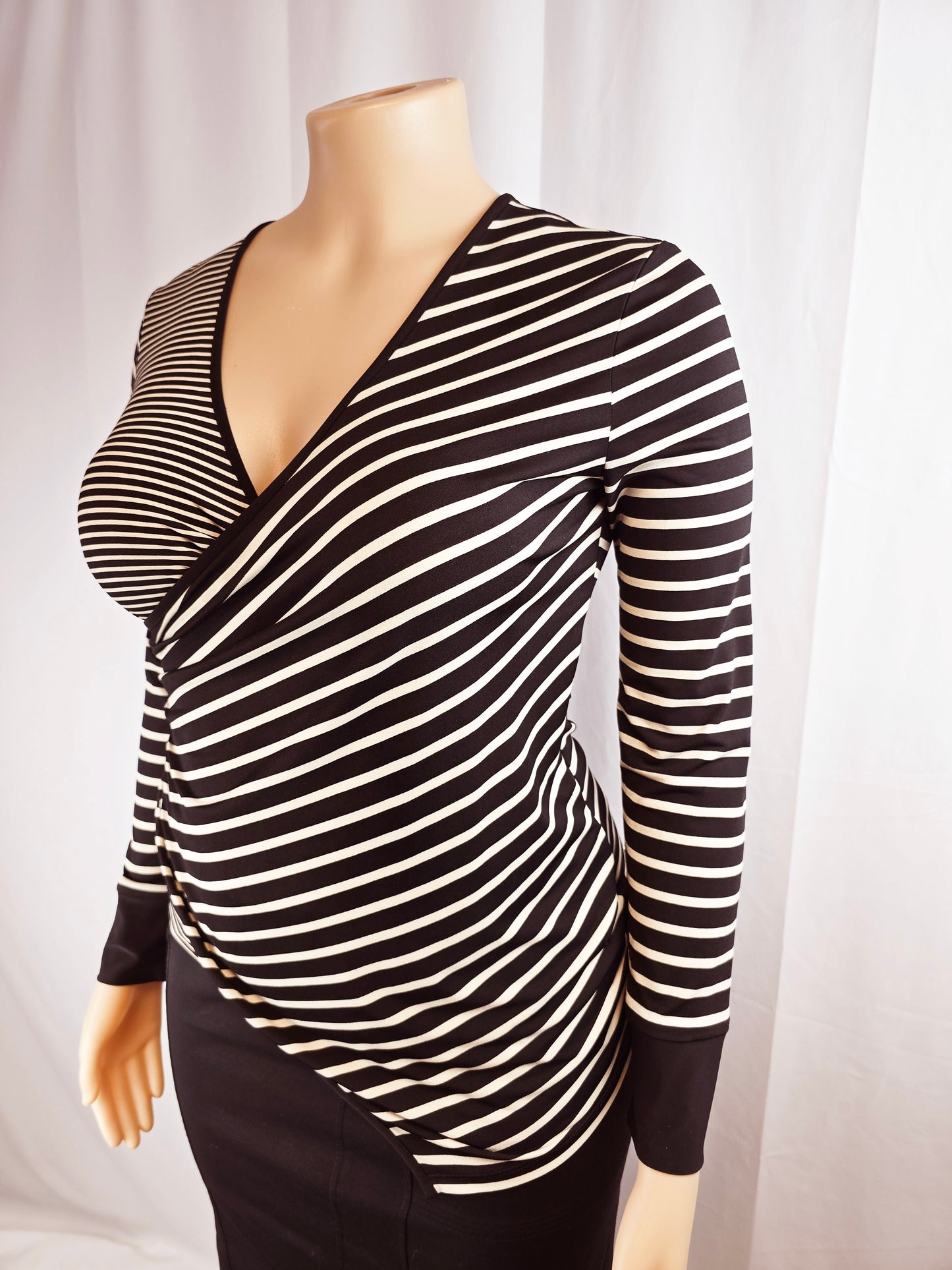 NueVa Black and Cream Striped Top Size 14 Preloved