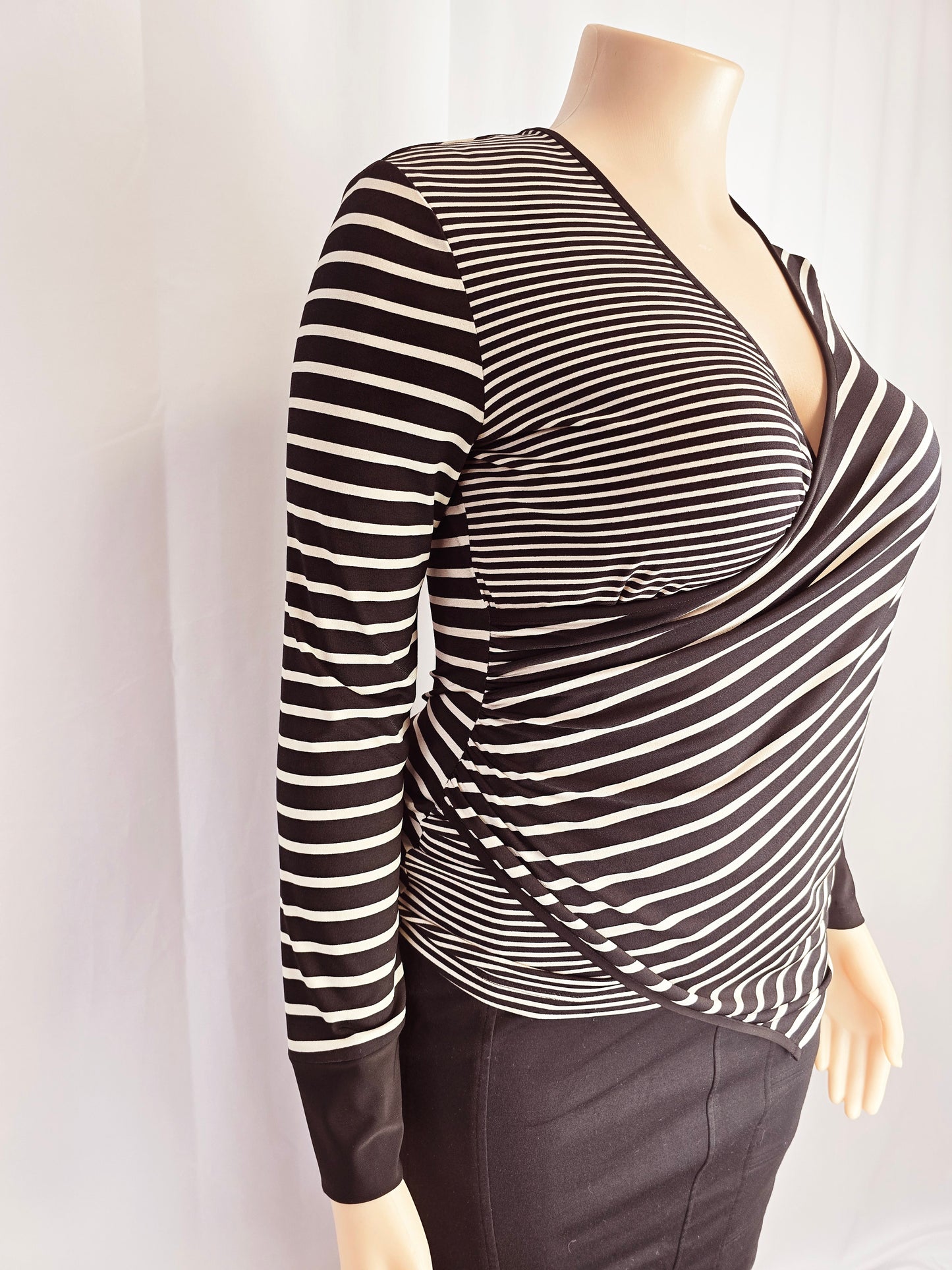 NueVa Black and Cream Striped Top Size 14 Preloved