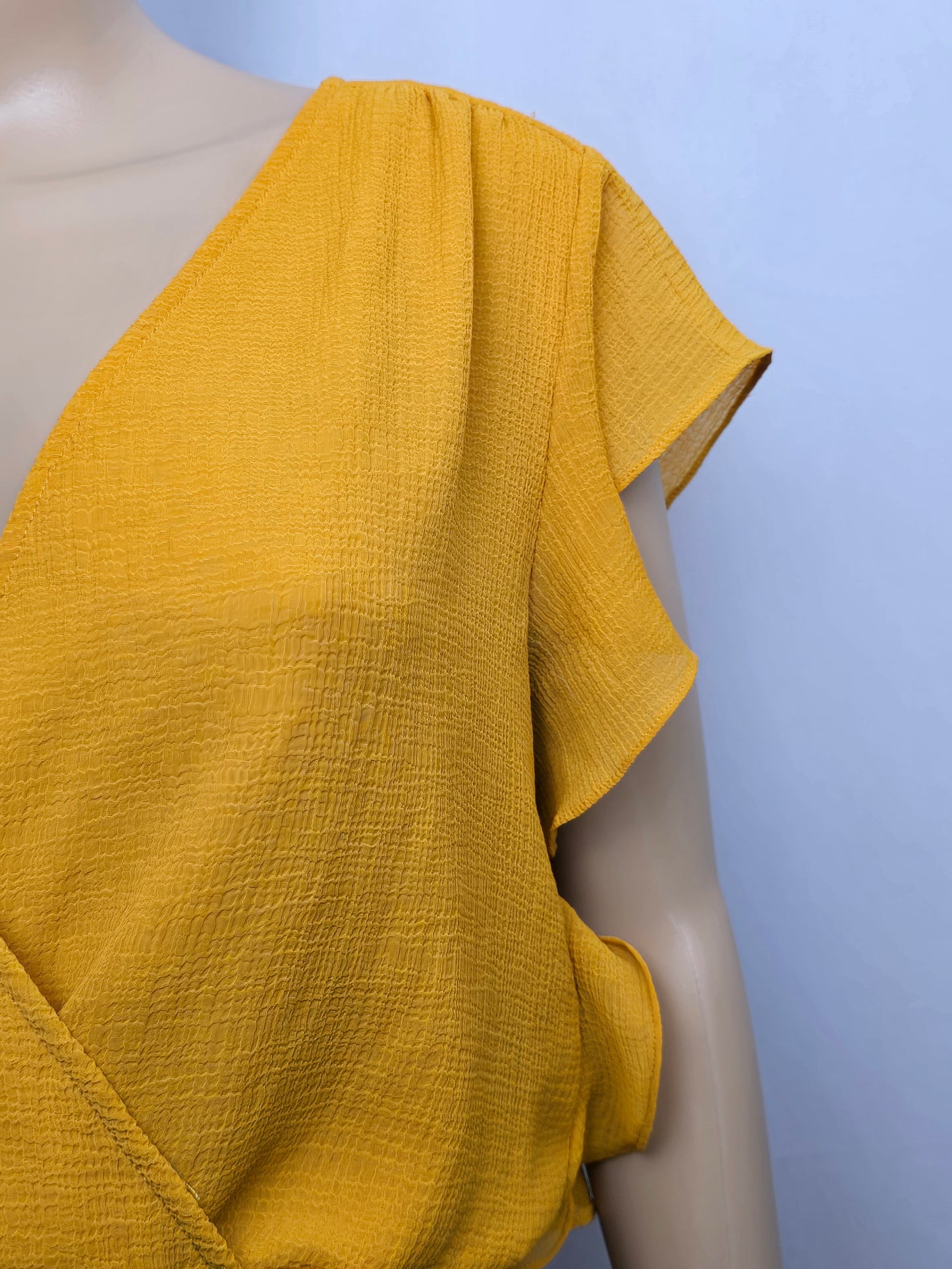 Le Lis Mango Coloured Flutter Sleeve Elastic Waist Top Size Medium Preloved