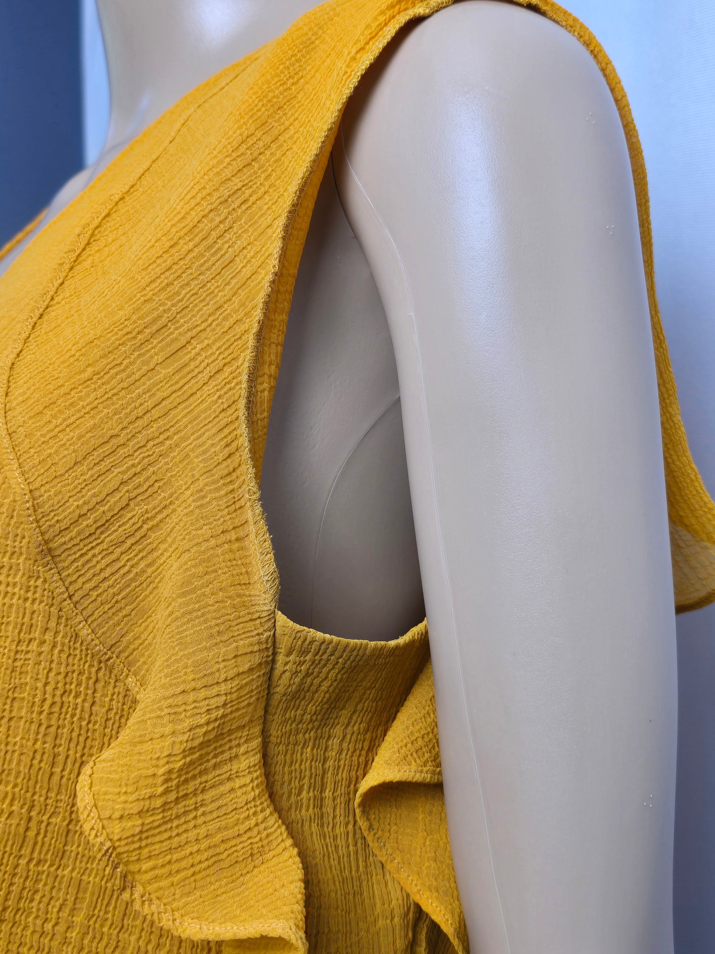 Le Lis Mango Coloured Flutter Sleeve Elastic Waist Top Size Medium Preloved