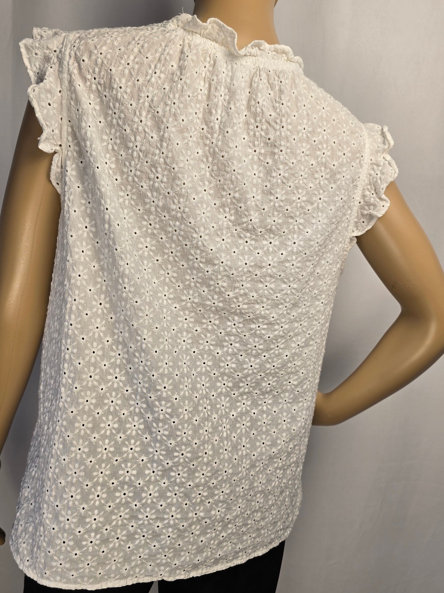 Signature Reitmans White High Neck Eyelet Top Large Preloved