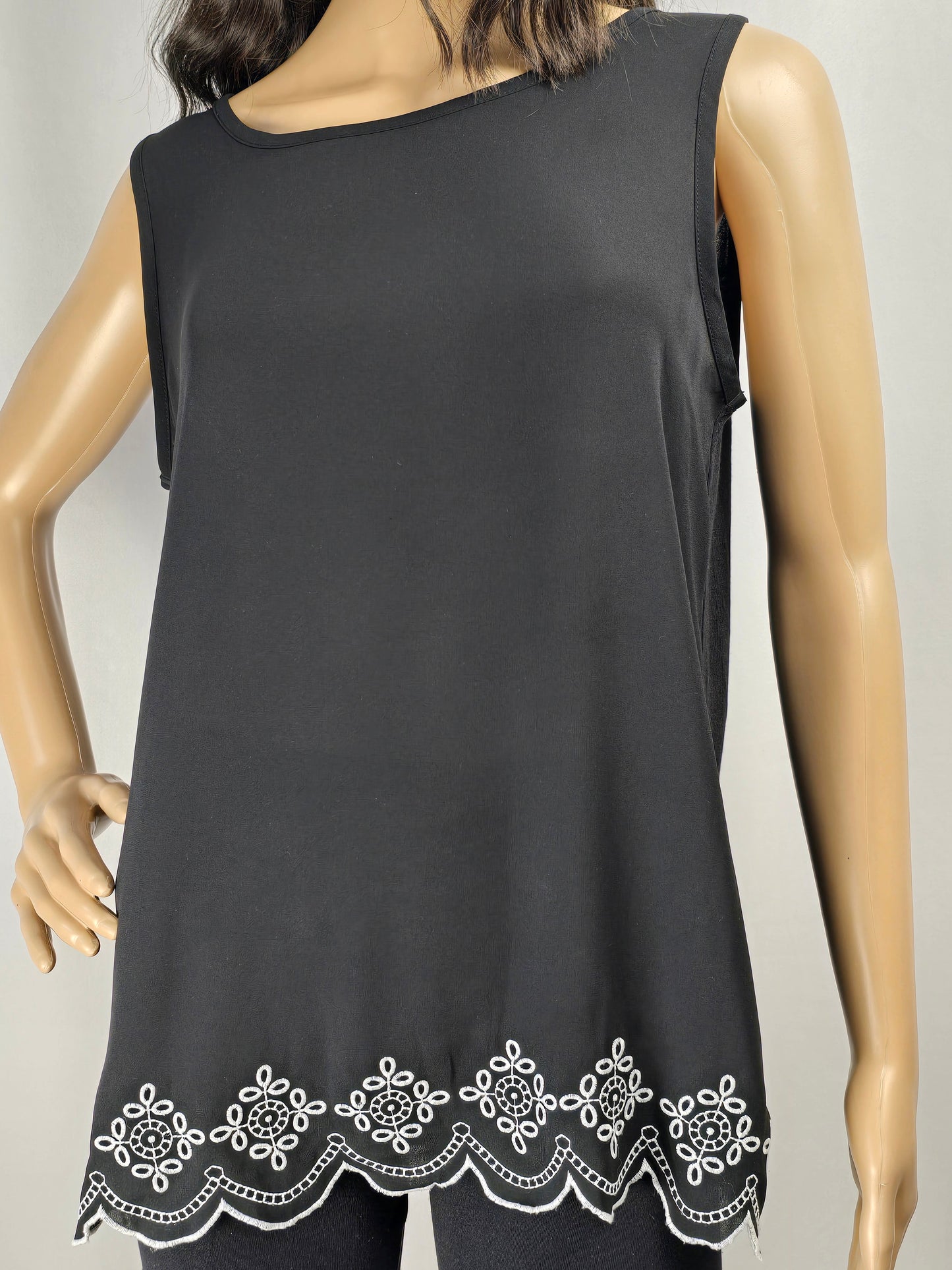 Loft Black Tank Top with Scalloped White Bottom Size Medium Preloved