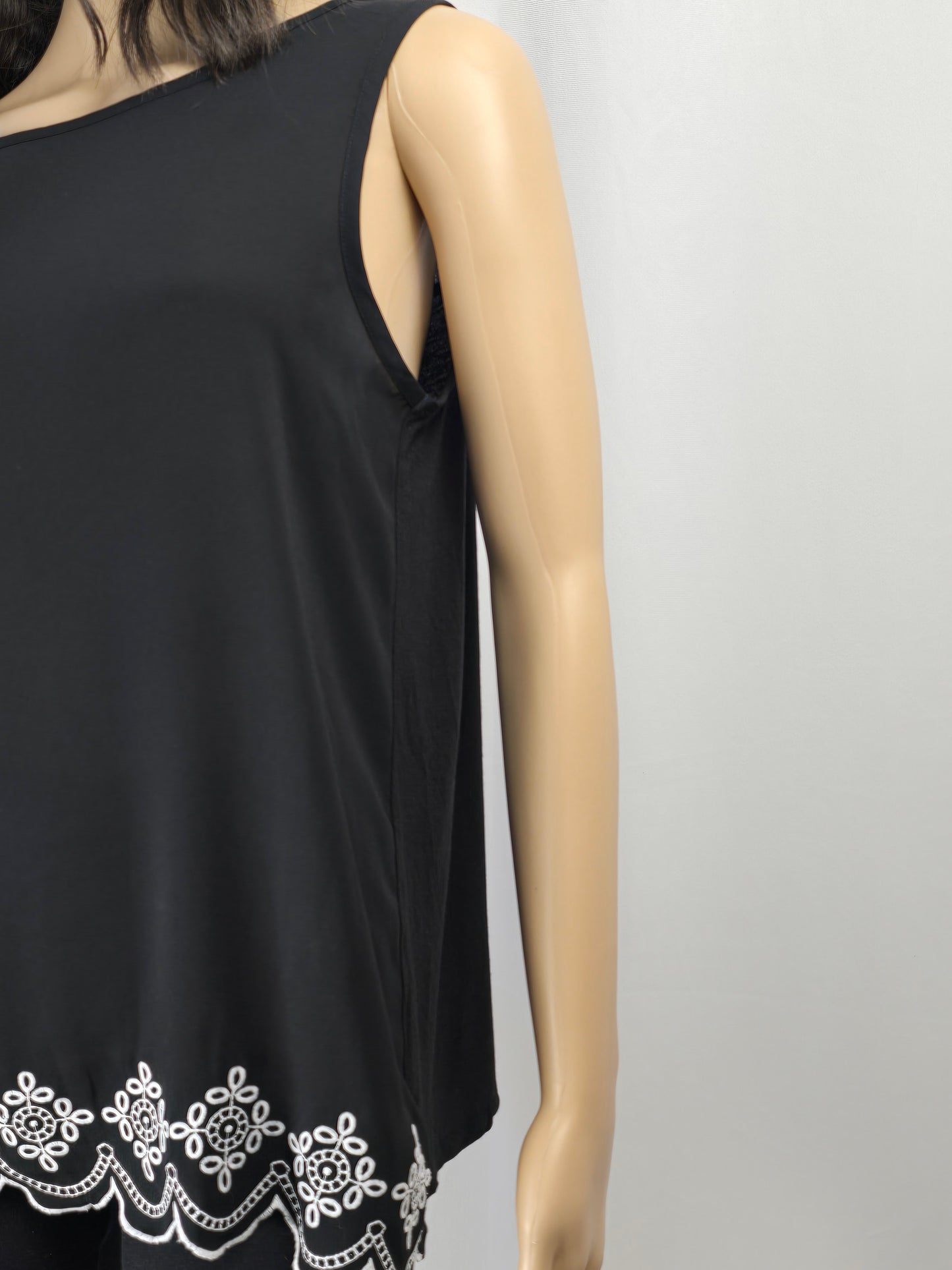 Loft Black Tank Top with Scalloped White Bottom Size Medium Preloved