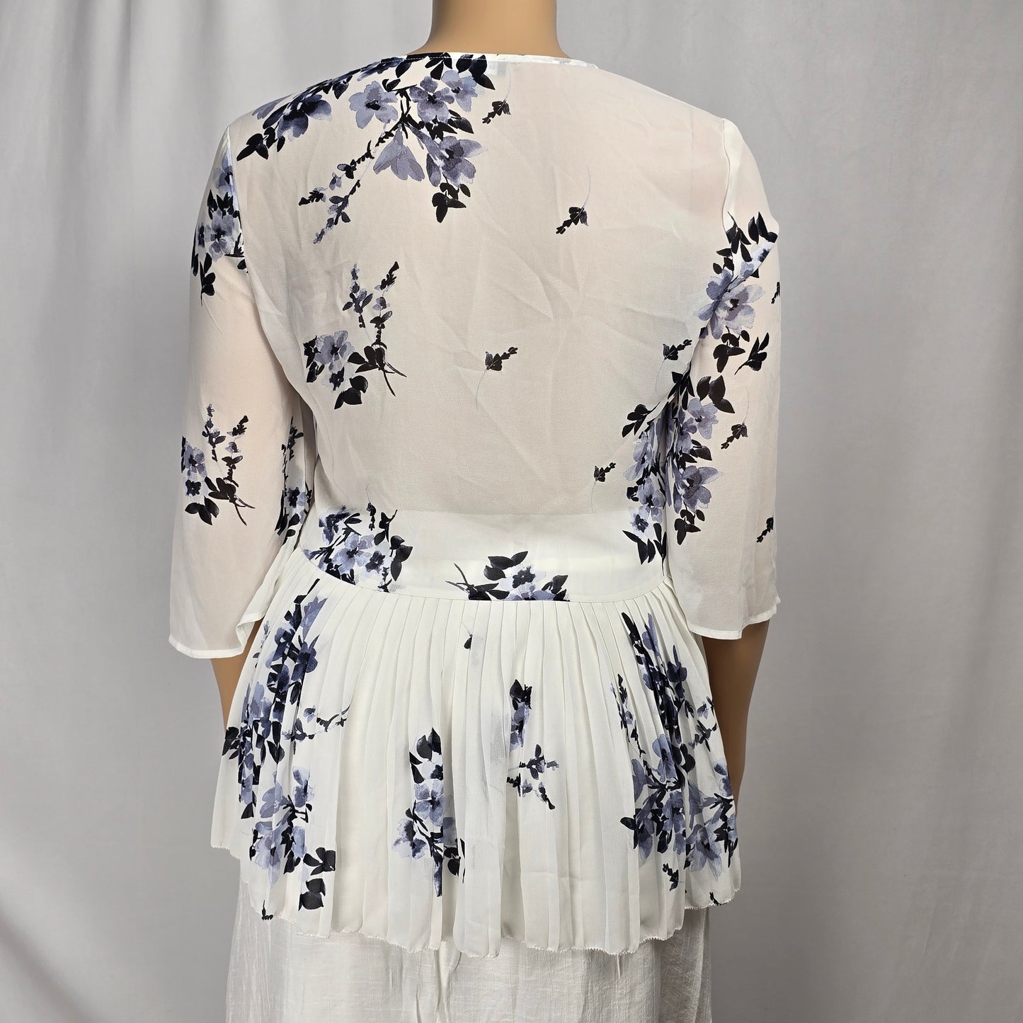 Le Chateau White Gray Floral Large Preloved