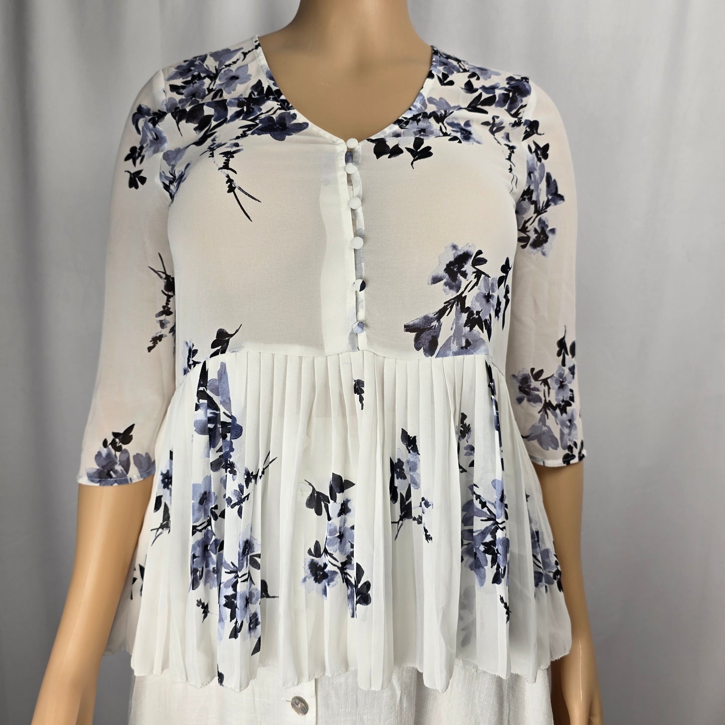 Le Chateau White Gray Floral Large Preloved