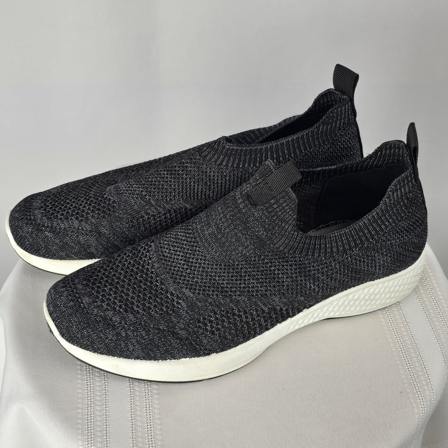 Tommy Bahama Slip on Runner Size 7 Preloved