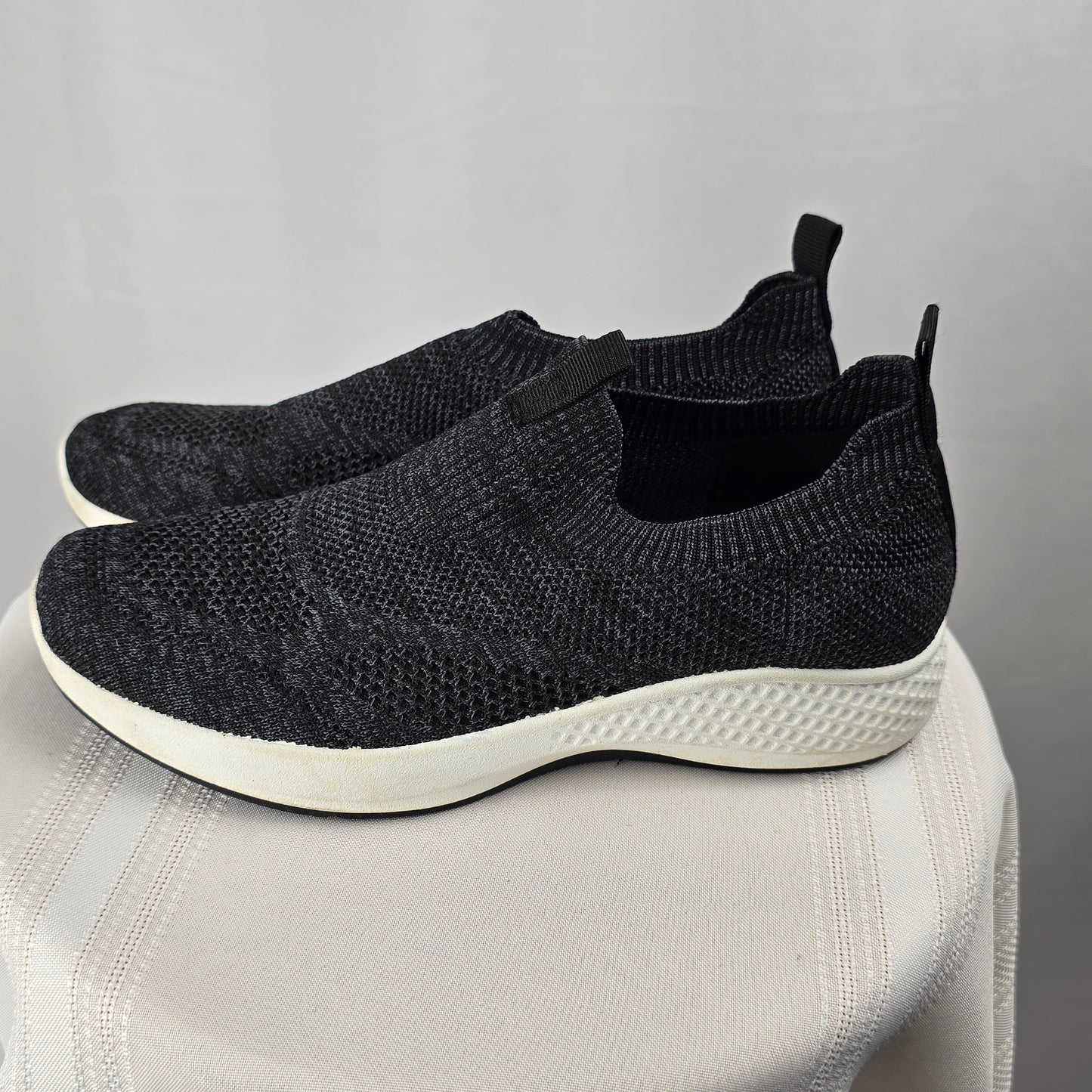 Tommy Bahama Slip on Runner Size 7 Preloved