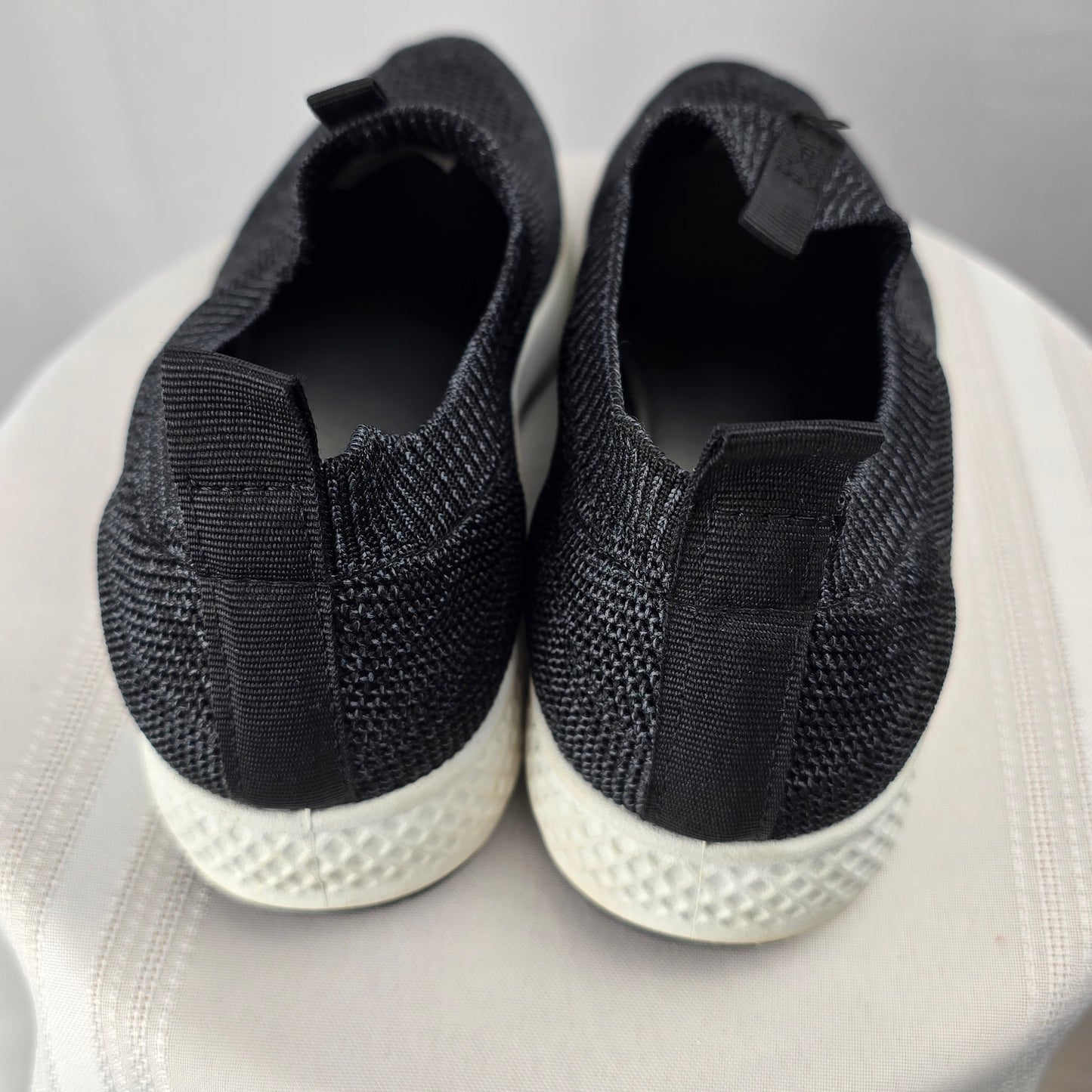 Tommy Bahama Slip on Runner Size 7 Preloved