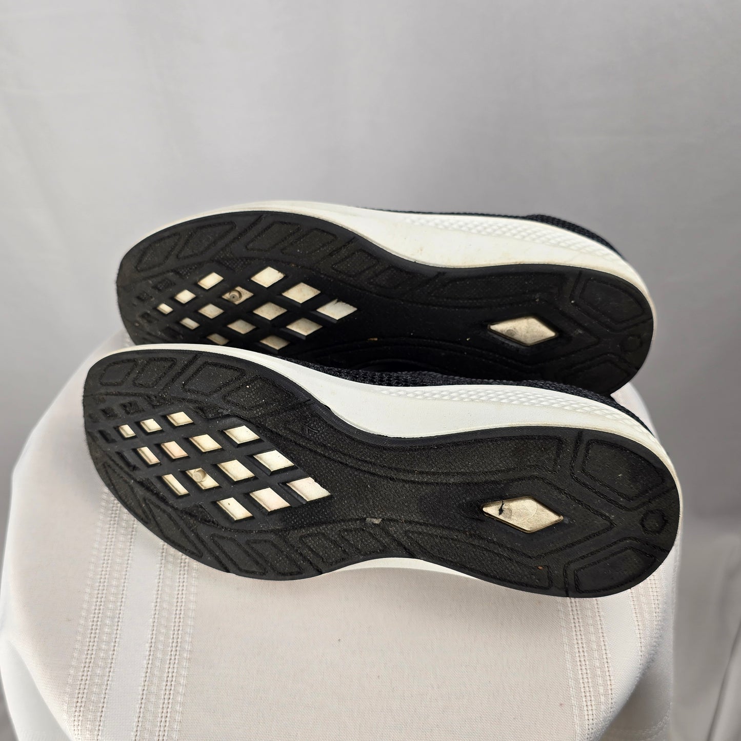 Tommy Bahama Slip on Runner Size 7 Preloved