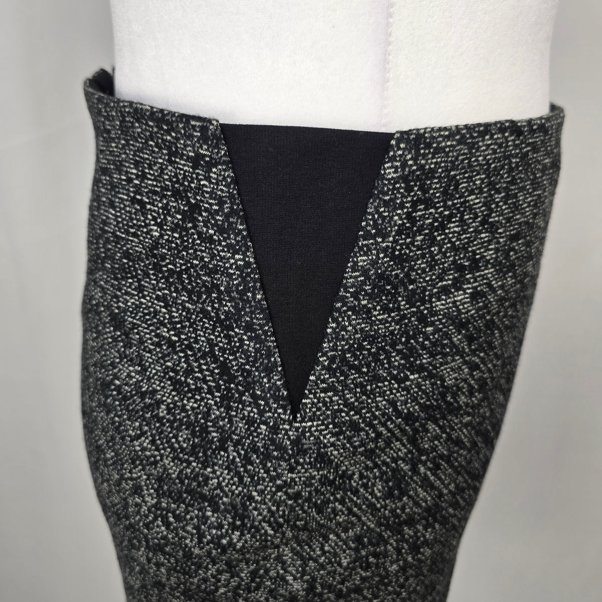 Le Château Textured Charcoal Suit Set – Tailored 2‑Piece Jacket Large and Skirt 15/16