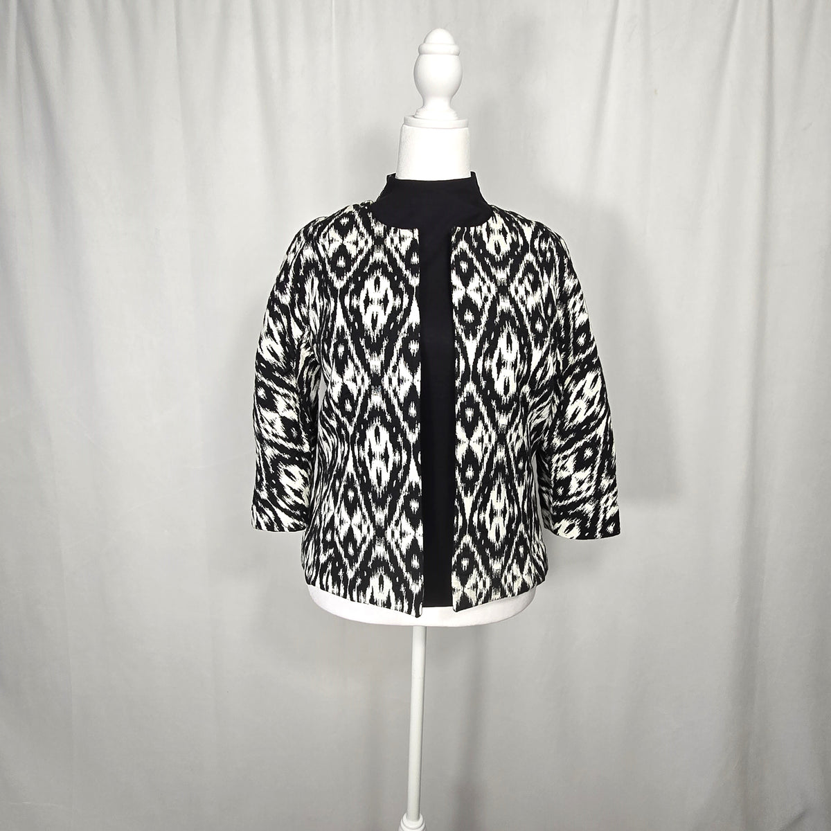 Peter Nygard Size 10 Black & White Geometric Open Front Jacket