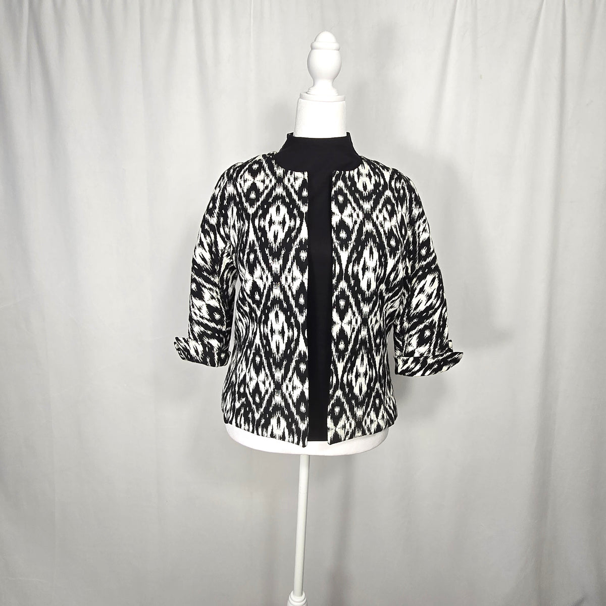 Peter Nygard Size 10 Black & White Geometric Open Front Jacket